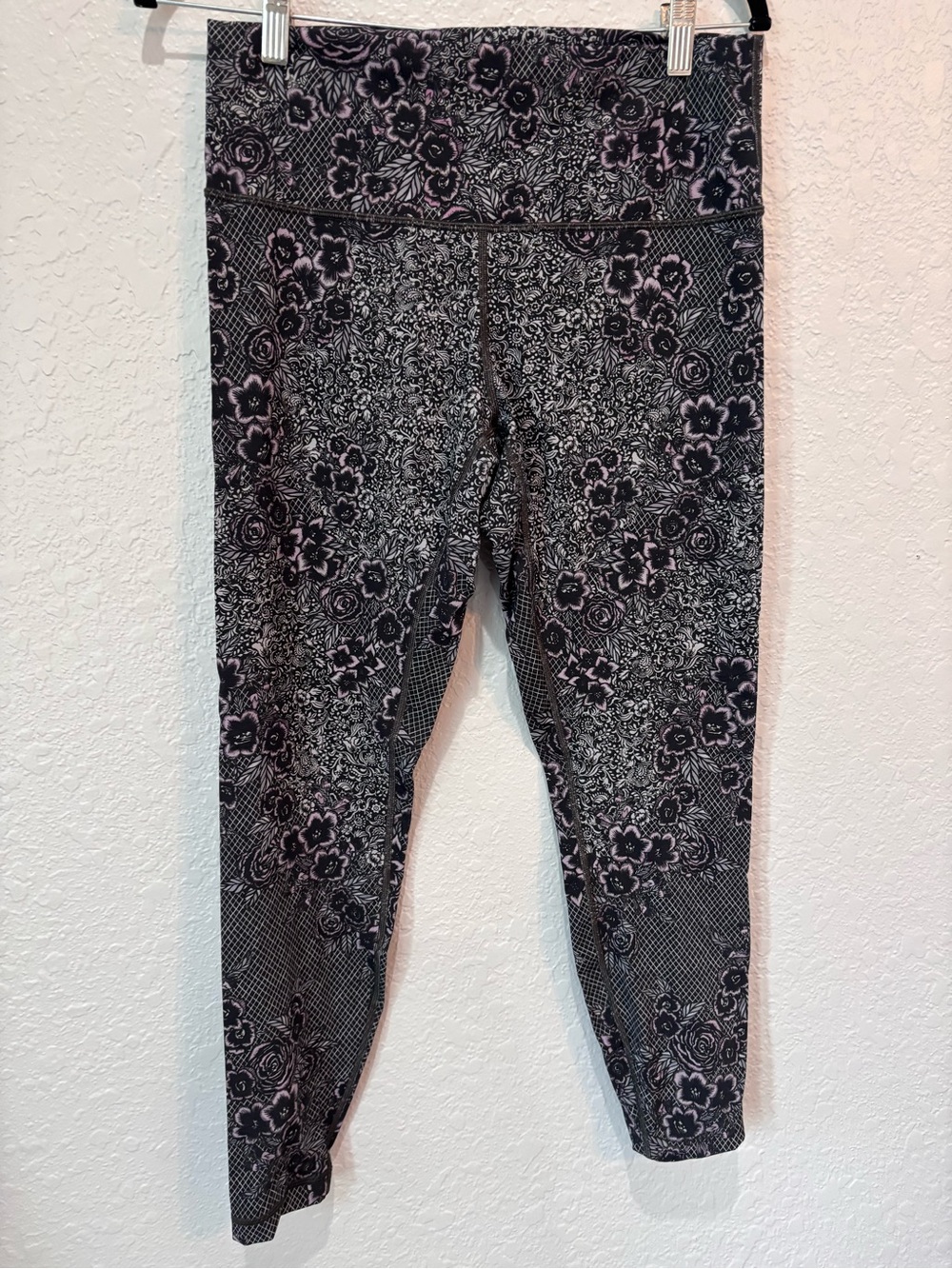 lululemon athletica Black and Purple Floral leggings sz:12 #174